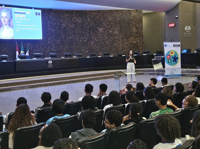Bate-papo sobre direitos das mulheres reúne estudantes de escolas públicas