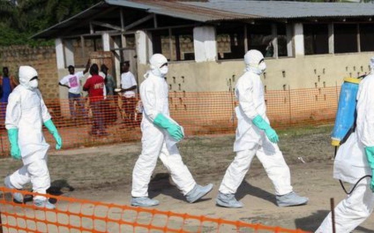 Ebola: OMS discute ética de uso de medicamentos experimentais