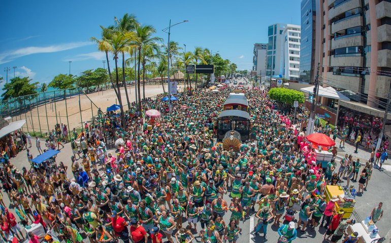Jaraguá Folia e Banho de Mar à Fantasia agitam o fim de semana de Maceió com o apoio do Governo de Alagoas