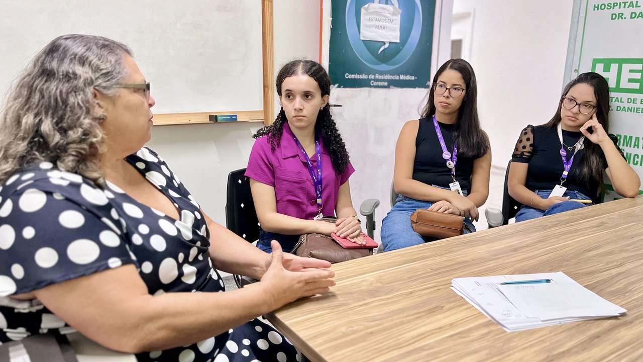Hospital de Emergência do Agreste recebe estudantes do PET-Saúde para visita ao Serviço de Epidemiologia