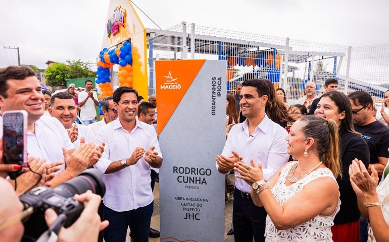 Prefeito Rodrigo Cunha entrega Gigantinhos Bilíngue de Ipioca