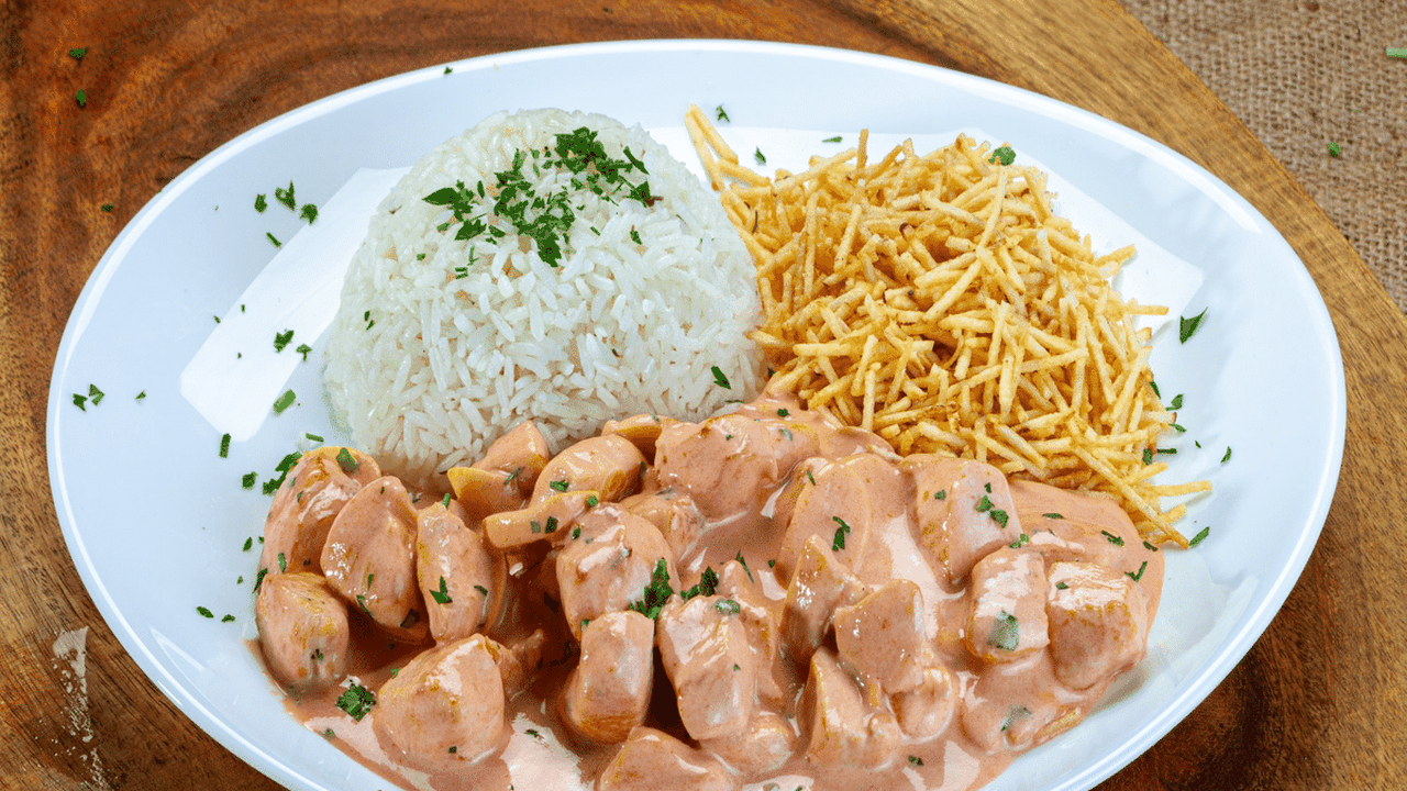 Estrogonofe de frango cremoso: aprenda a fazer essa delícia para o almoço
