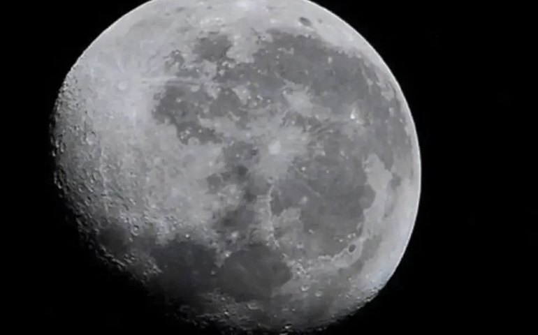 Cientistas descobrem nova fonte de água na Lua