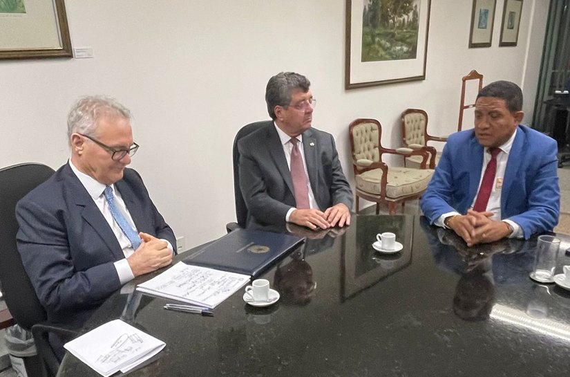 Prefeito Júlio se reúne com senadores Renan Calheiros e Fernando Farias em Brasília