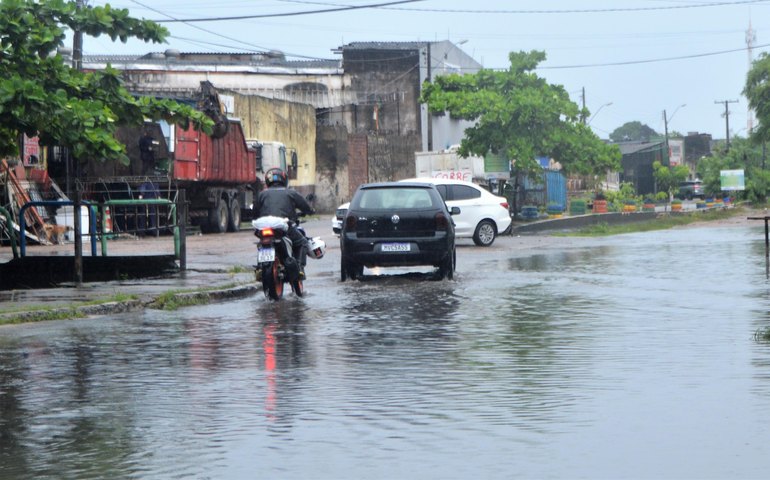 Chuva causa desabamento de casa em Mauá, alaga estação em Santo André e se espalha por SP