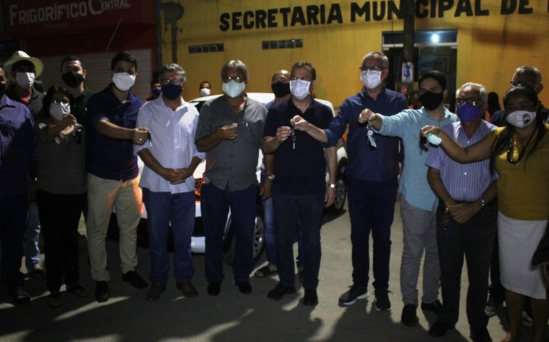 Deputado Sérgio Toledo entrega caminhão compactador em Chã Preta