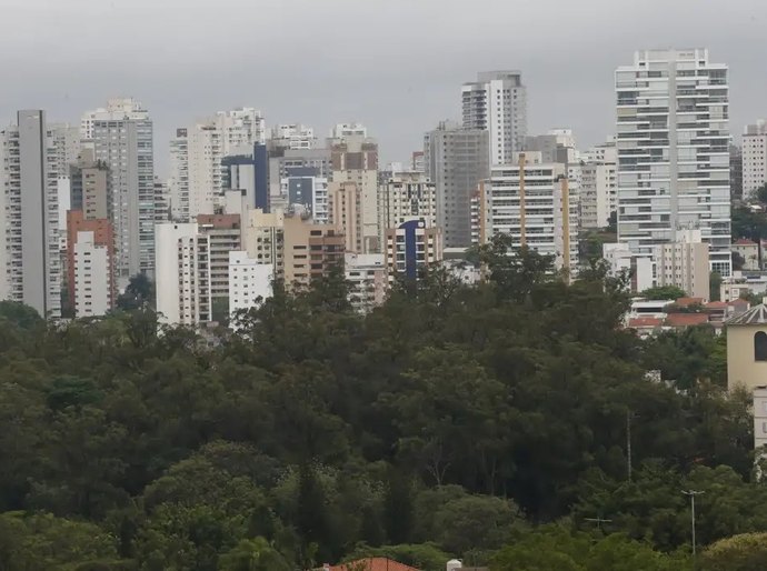 Construções em cidades brasileiras crescem mais que a população