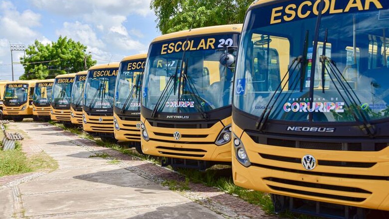 Prefeitura de Coruripe entrega 25 ônibus novos para a frota escolar