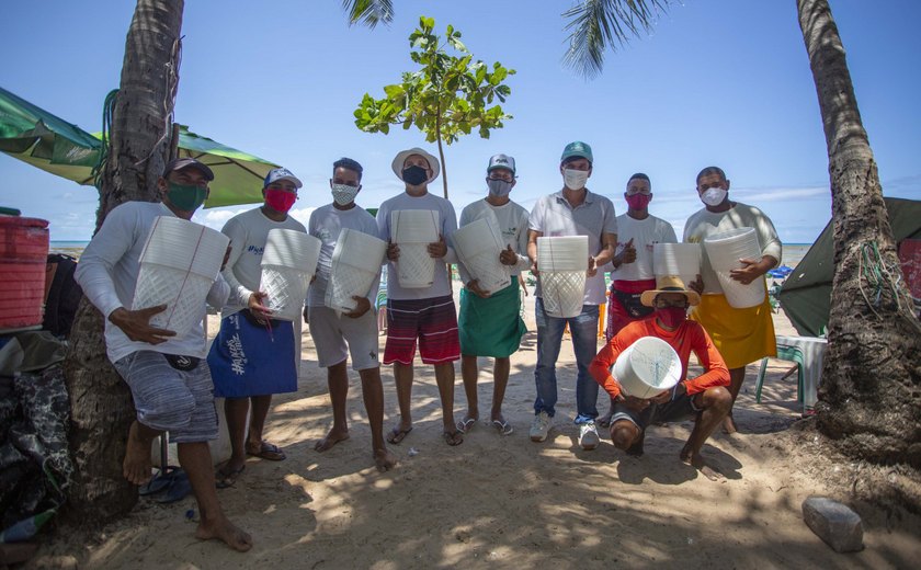 Sedetur entrega lixeiras de praia para ambulantes da Ponta Verde