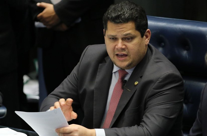 Alcolumbre se compromete a instalar três CPIs: INSS, pedofilia e crime organizado