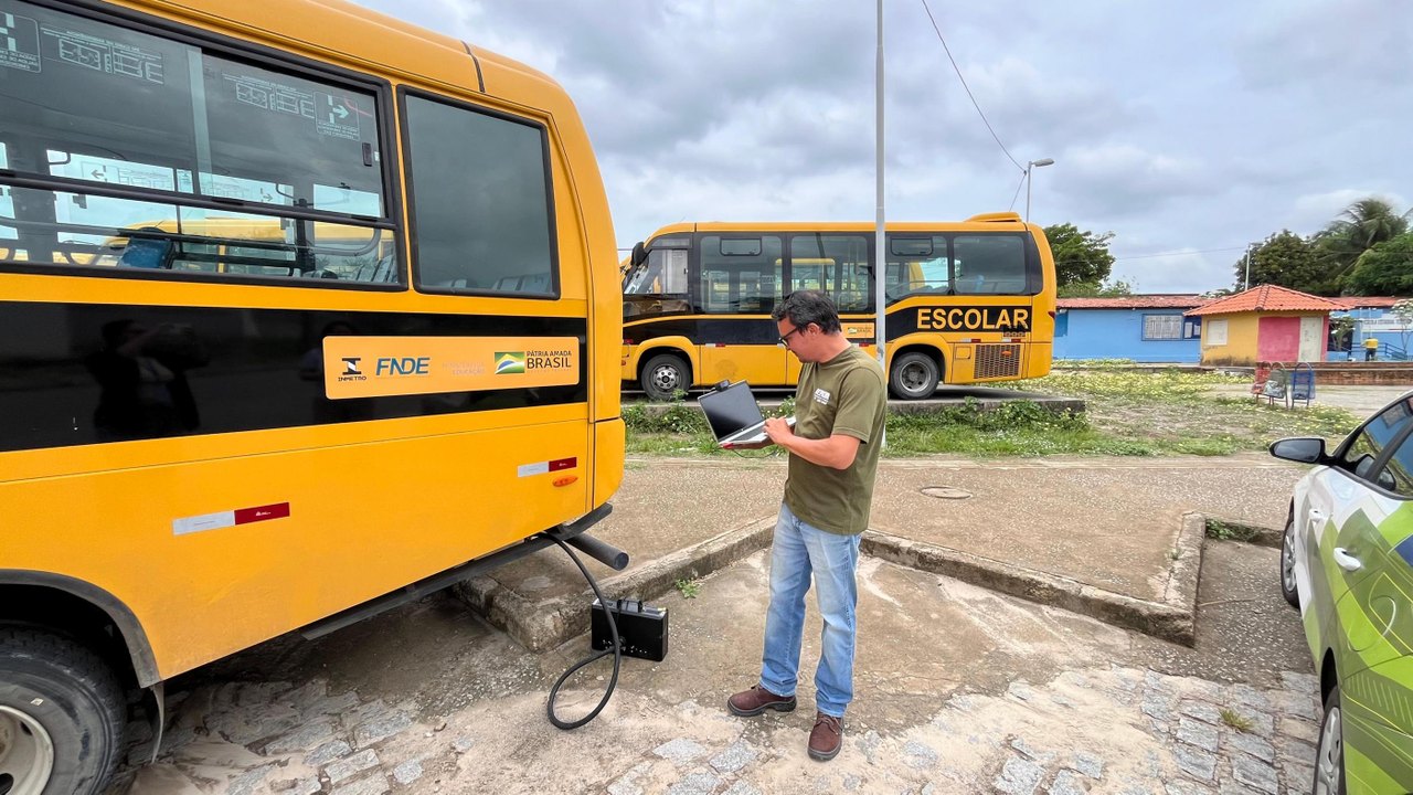 Ônibus escolares da rede estadual de ensino recebem vistoria do Programa Despoluir