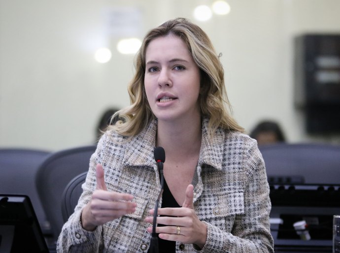Cibele Moura alerta sobre legislação que proíbe a utilização de fogos de artifício com estampido