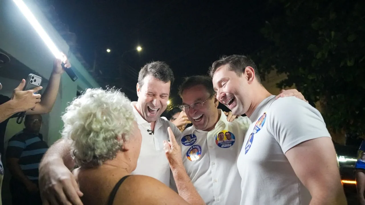 Daniel, Lucas e Luciano arrastam multidão pelas ruas do Manoel Teles