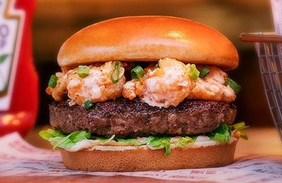 Outback traz de volta ao cardápio hambúrguer de carne com camarões empanados por apenas três dias 