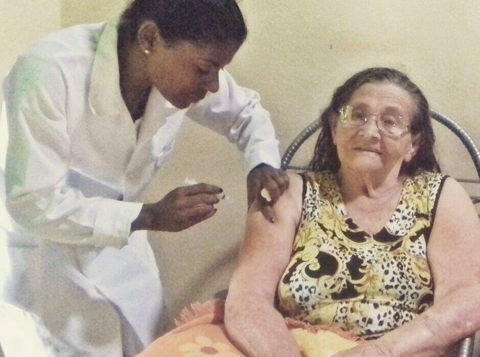 Coruripe: equipes de Saúde da Família vacinam pacientes acamados e com difícil locomoção