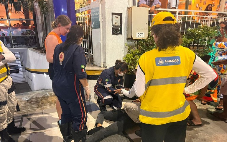 Programa Ronda no Bairro socorre jovem desacordada na orla de Pajuçara