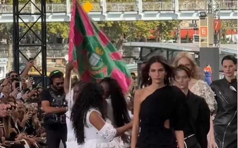 Mangueira encerra desfile na Semana de Moda de Paris; veja vídeo