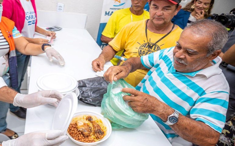 Moradores do Biu recorrem ao novo Restaurante Popular para comprar refeições