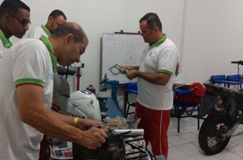 Ressocialização forma mais uma turma de mecânico de motocicletas