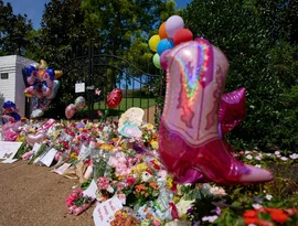 Aeroporto de Nashville seria renomeado em homenagem a Dolly Parton, segundo proposta do governador do Tennessee.