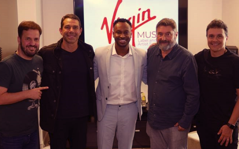 Thiaguinho anuncia que fará carreira no exterior