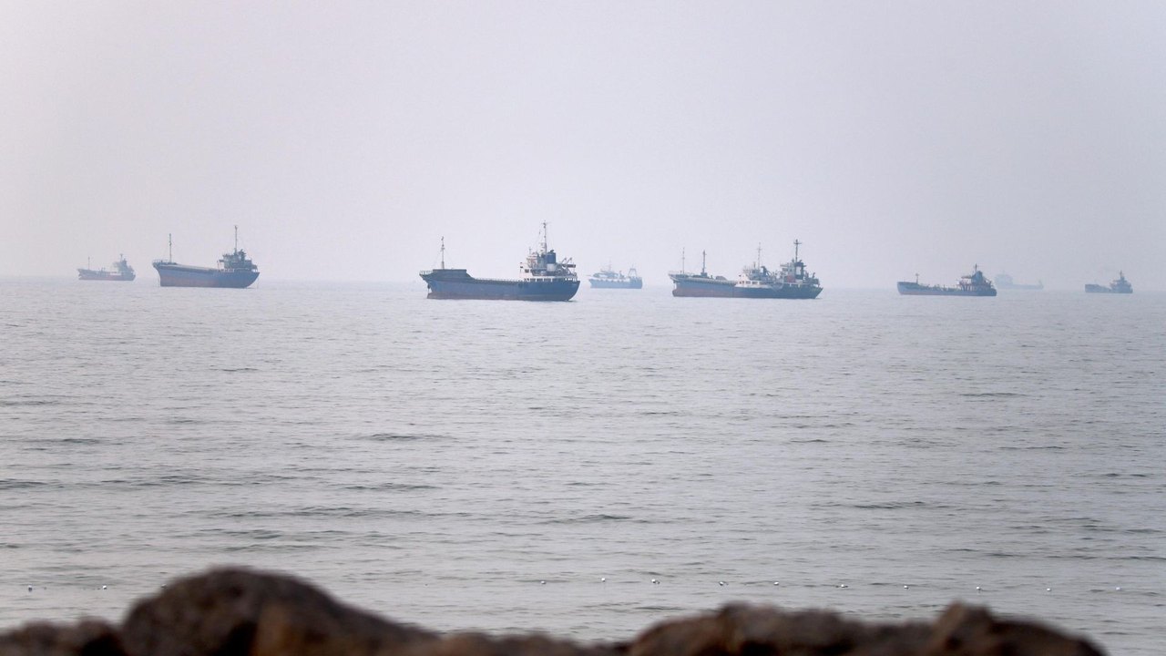 Ataques a navios elevam tensão no golfo durante luto pela morte de Khamenei, diz mídia