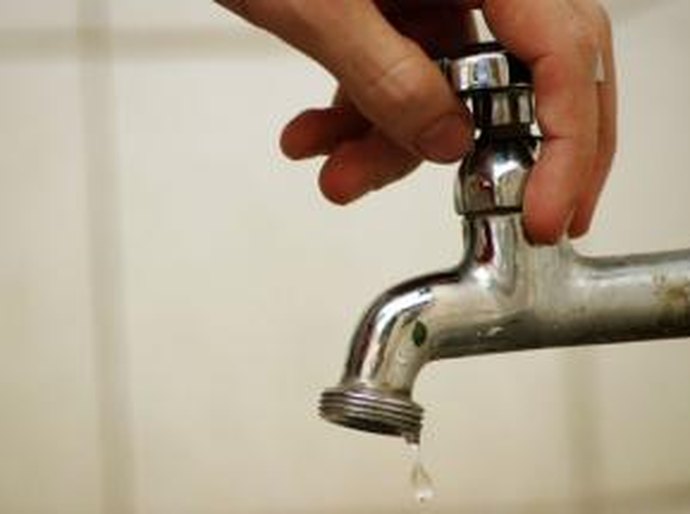 Casal regulariza abastecimento do complexo Benedito Bentes