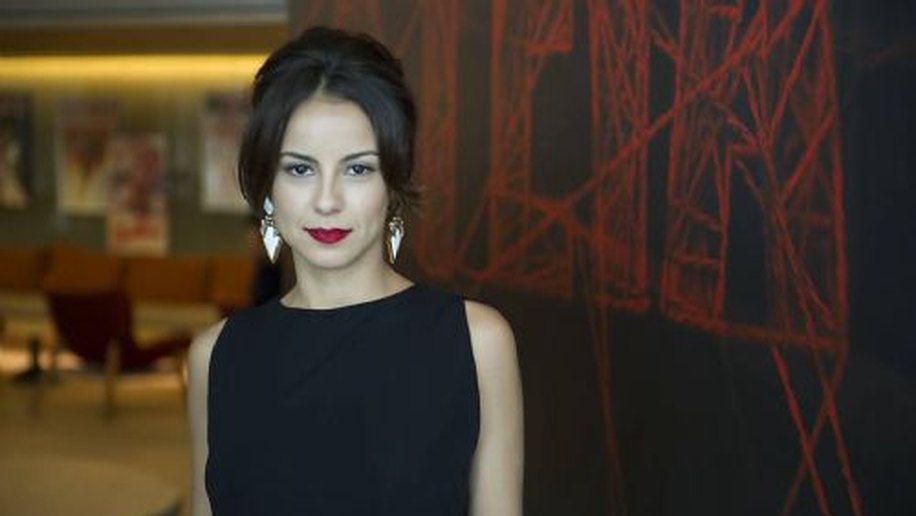 Atriz global dorme com luz acesa por causa de cenas violentas de série