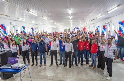 Trabalhadores assinam contrato com Grupo Mateus após serem encaminhados pelo Sine Maceió