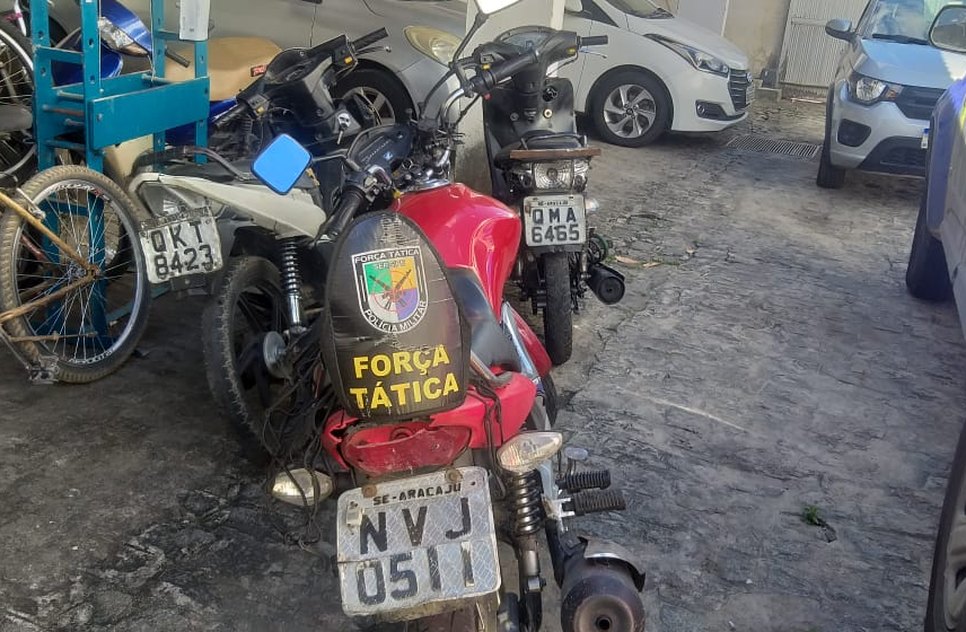 Perseguição termina com homem baleado e dois presos na Grande Aracaju; motos roubadas foram apreendidas