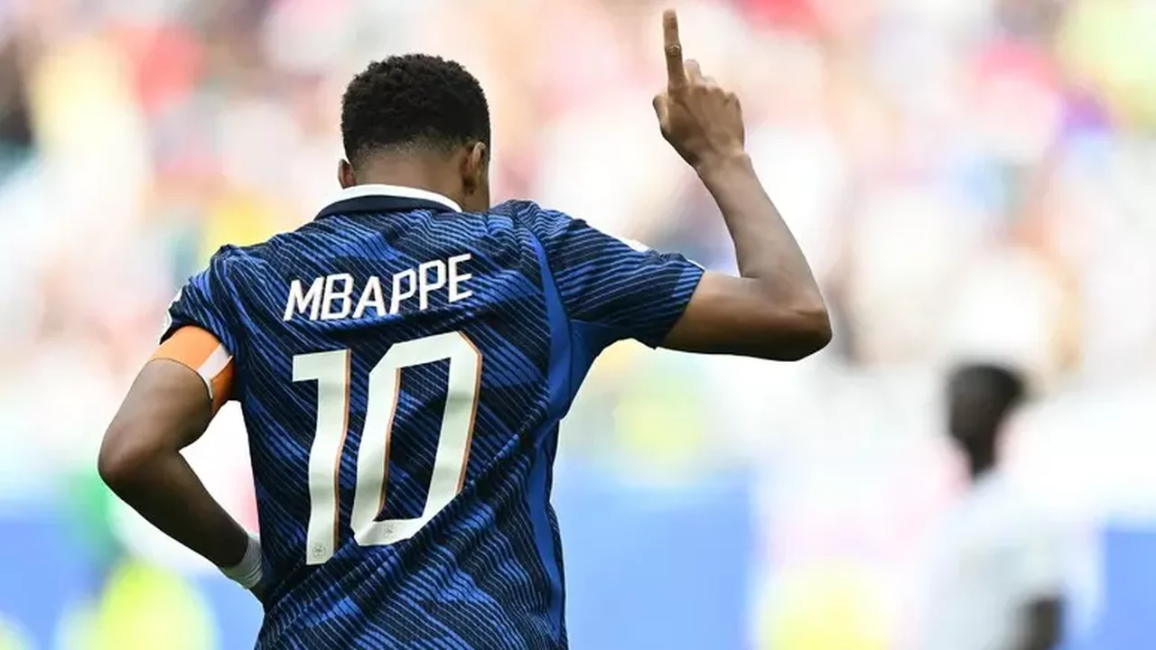 Messi passa em branco, e Mbappé conquista chuteira de ouro da Copa