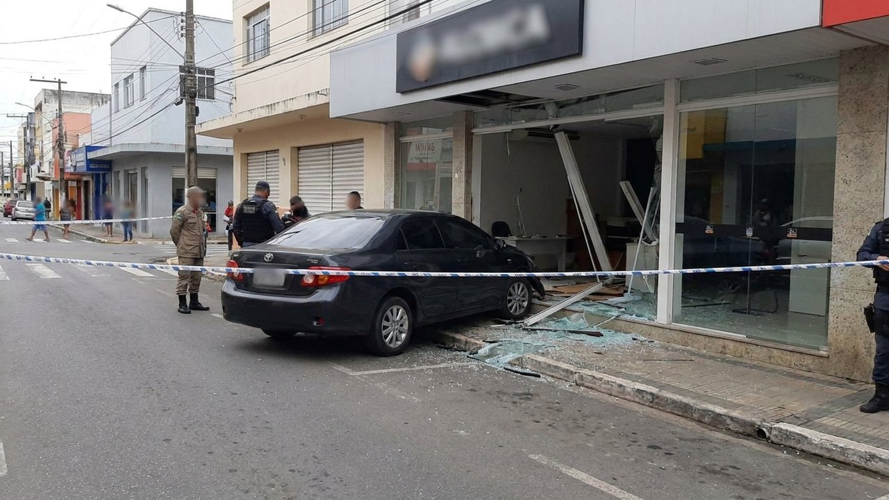 Motorista perde controle e carro atinge clínica odontológica no Centro de Arapiraca