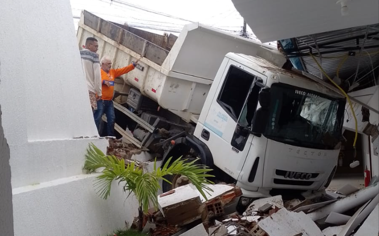 Caminhão desgovernado derruba muro da Cáritas Diocesana em Palmeira dos Índios