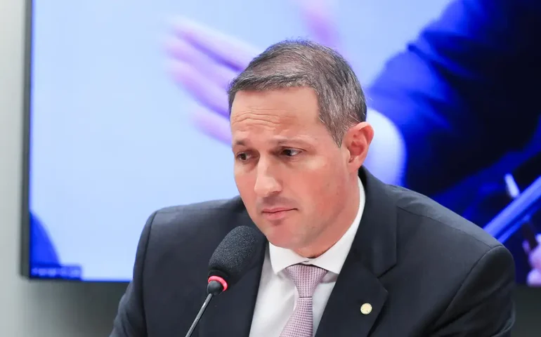 Derrite apresenta nova versão do projeto Antifacção e atende governo em trecho sobre fundo da PF