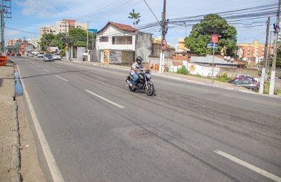 Obras de reparo asfáltico interditam trecho da Avenida Gustavo Paiva nesta sexta