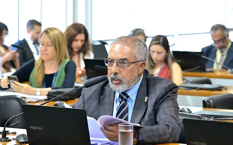 CDH aprova exigência de assinatura física para idosos contratarem empréstimos