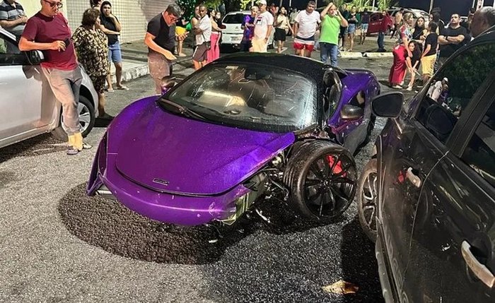 Carro de luxo ficou danificado com a colisão