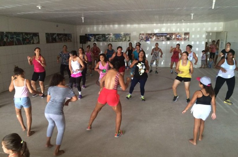 Secretaria Municipal de Esporte e Lazer realiza aula de dança na Vila Olímpica