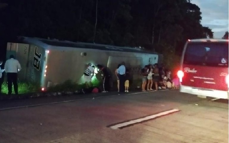 Ônibus de turistas tomba na Serra de Petrópolis e deixa dois feridos graves