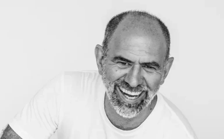 Escritor carioca Celso Tádhei estreia na ficção com romance finalista do Jabuti