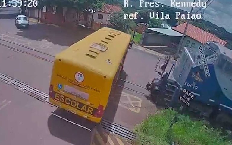 Choque entre trem e ônibus da Apae deixa duas adolescentes mortas no Paraná