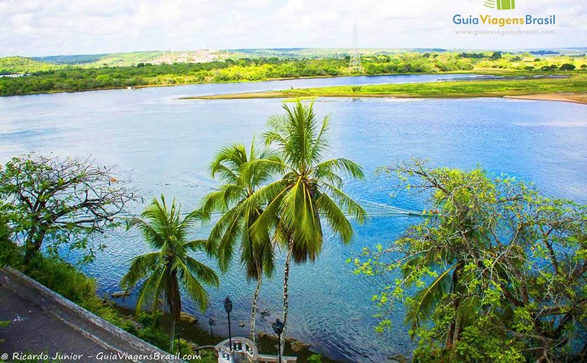 Embarcação naufraga com quatro pessoas no Rio São Francisco
