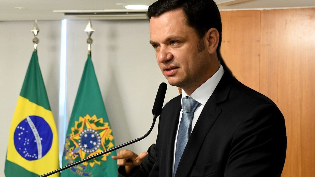 Minuta de decreto de Anderson Torres prevê comissão com Bolsonaro