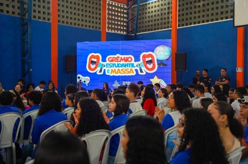 Estudantes da rede municipal tomam posse em grêmios, fortalecendo participação na vida escolar