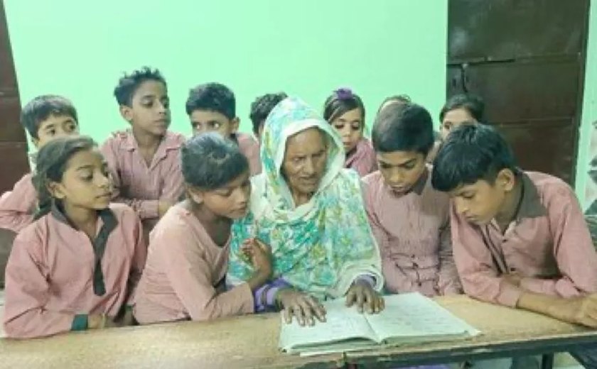 'Antes tarde do que nunca': Idosa indiana de 92 anos vai à escola pela primeira vez e aprende a ler e escrever