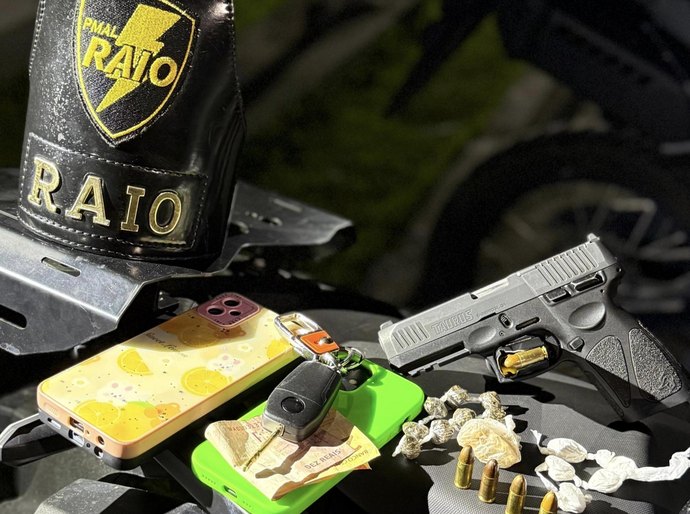 PM apreende arma e 8,6 quilos de drogas em ações de motopatrulhamento em Maceió