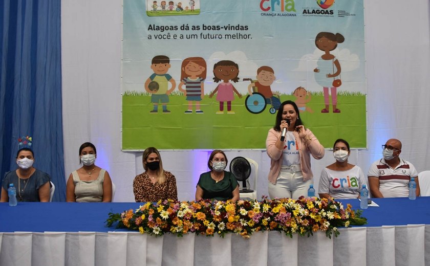 Famílias de Cajueiro recebem Cartão CRIA