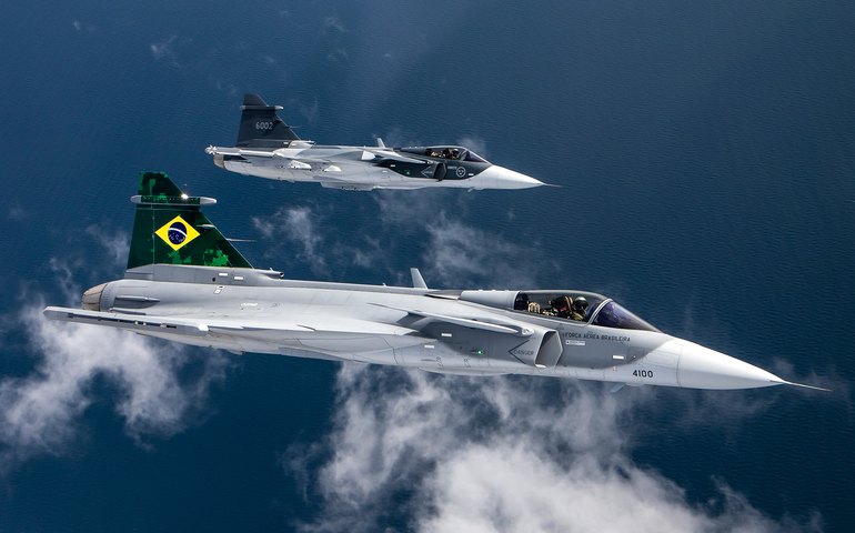 Primeiro caça sueco Gripen chega ao Brasil