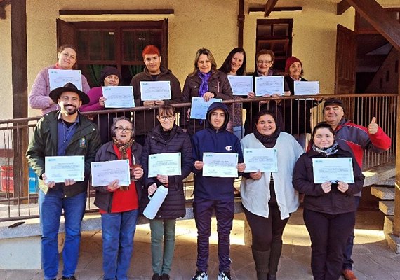 Produtores recebem certificados de Boas Práticas de Fabricação e Processamento de Frutas