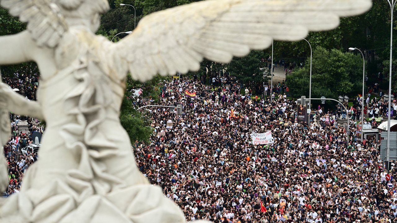 Espanha antecipa eleições; sindicatos convocam greve geral